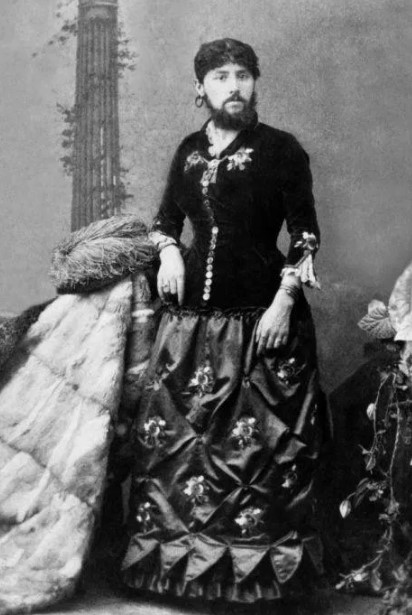 Бородатые женщины часто встречались в театрах того времени. 