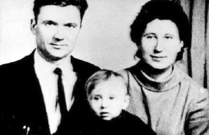 Андрей Чикатило со своей семьей. 