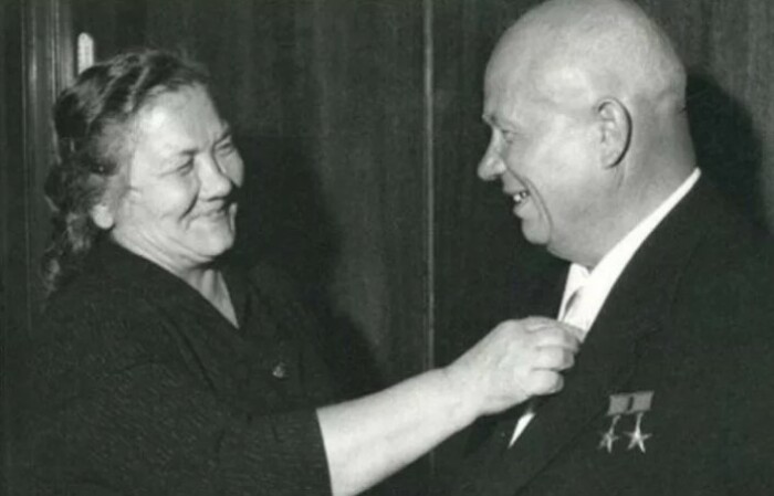 Если Нина Хрущева и была грузной женщиной, то и со своим супругом они смотрелись гармонично. 