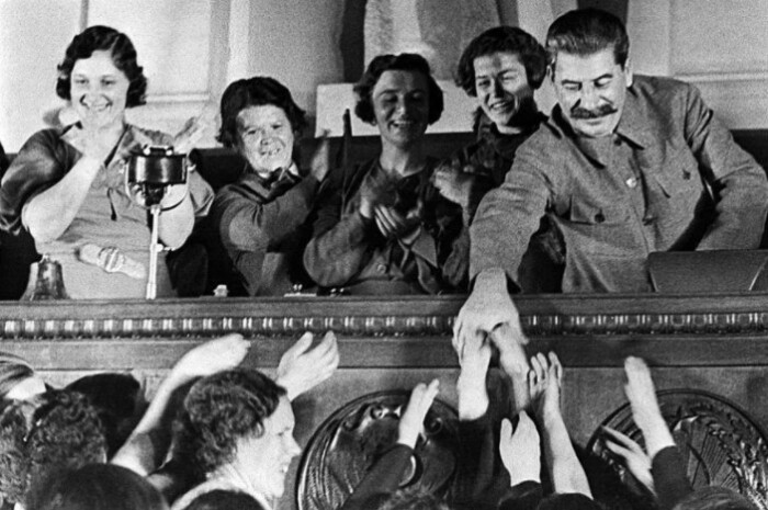 Несмотря на мнимую близость к народу, достучаться до Сталина было нереально. 