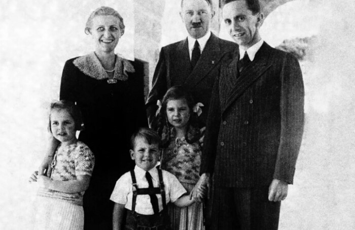 Семья Геббельсов и Гитлер. 