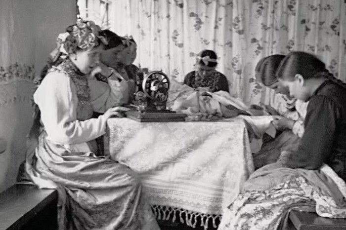 Юные девушки часто коротали вечера за шитьем собственного приданого. 