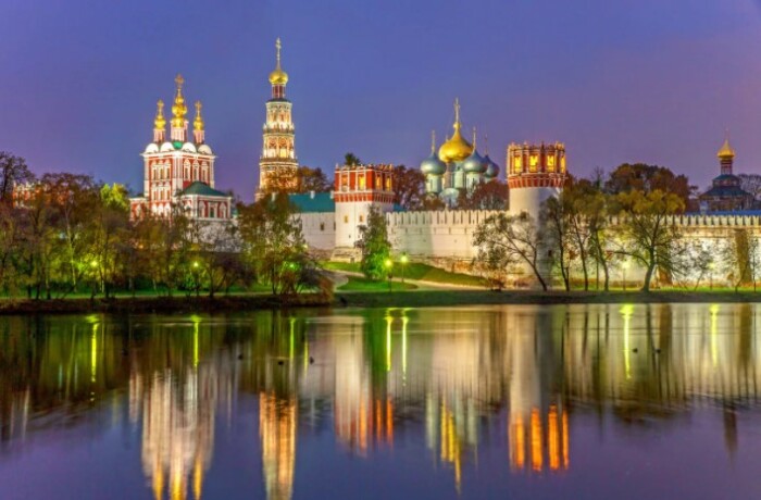 Монастырь построен в одном стиле с Кремлем. 