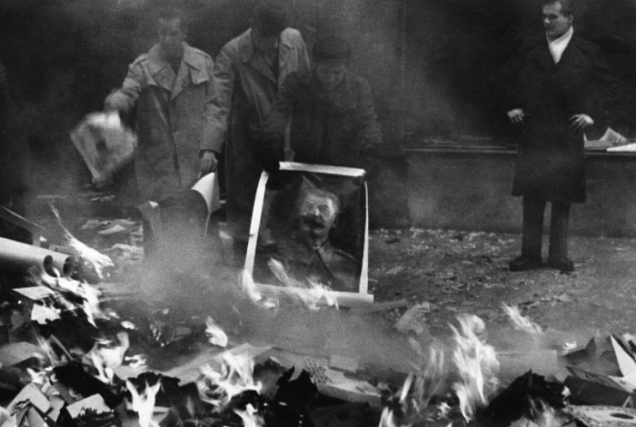 Жгли архивы ,а попутно и портреты Сталина. 