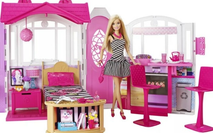 Обустраивать розовый домик Барби можно бесконечно. 
