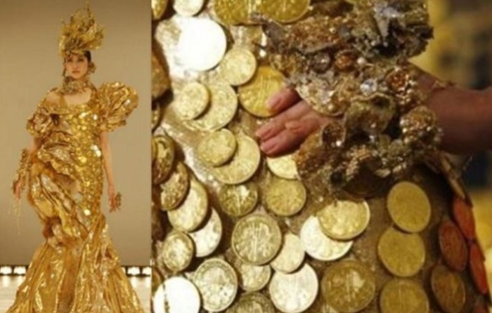 13 килограмм платья, а точнее золотых монет. 