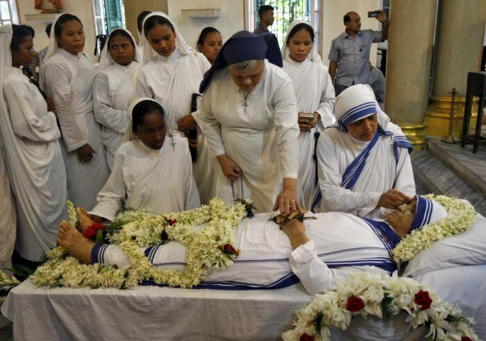 Смерть Терезы Калькуттской стала ударом для многих