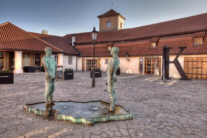 Дом-музей Франца Кафки, посвящённый жизни и деятельности писателя, находится в Праге, на Малой Стране, слева от Карлова моста
