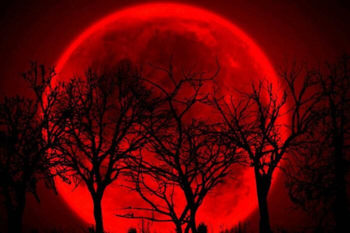 Багровый цвет луны называли кровавым и считали, что она окрашивается из-за войны, которая где-то проходит в данное время