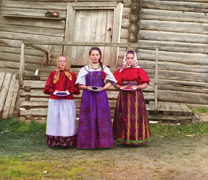 Крестьянские девушки с ягодами, Новгородская губерния (1909). Фотография Сергея Прокудина-Горского.