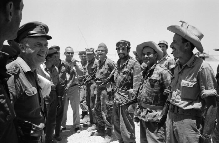 Шестидневная война развернулась на Ближнем Востоке между Израилем с одной стороны и Сирией, Египтом, Ираком, Иорданией, Алжиром с другой, продолжавшаяся с 5 по 10 июня 1967 года
