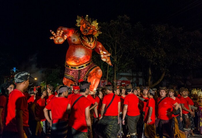 Сжигая чучела «ogoh-ogoh», жители Бали избавляются от злых духов острова