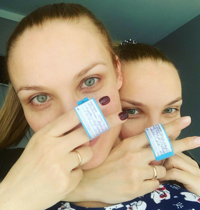 В свой день рождения сестры поделились этой фотографией с бирками из роддома в своих профилях в Instagram
