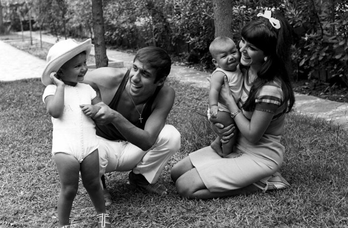 Адриано Челентано и Клаудия Мори с детьми