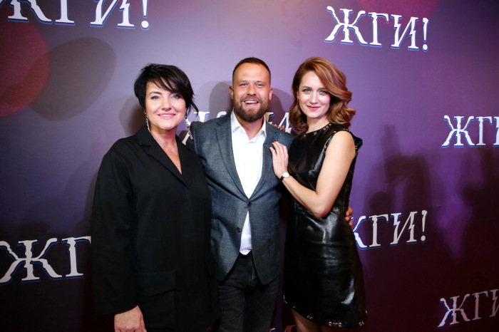 Инга Оболдина с Кириллом Плетневым и Викторией Исаковой на премьере фильма «Жги!»