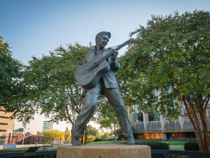 Памятник Элвису Пресли в Мемфисе