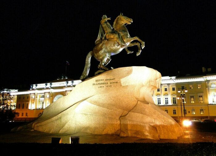 Медный всадник — памятник Петру I на Сенатской площади в Санкт-Петербурге работы скульптора Фальконе