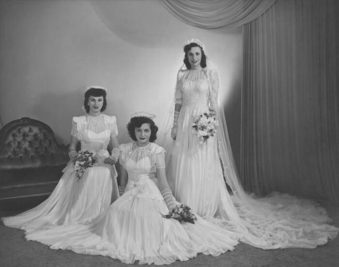 В 1940-е романтизм заменила строгость, поэтому в платьях невесты преобладали четкие линии, но когда ужасы и лишения военных лет стали уходить в прошлое, невесты вновь вернулись к романтике
