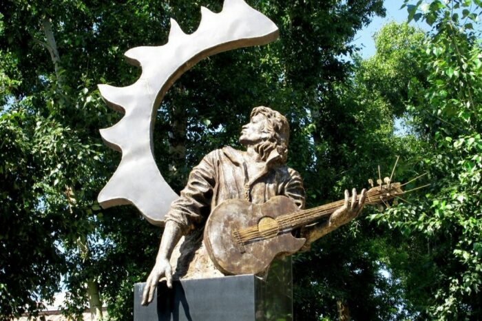 В Барнауле установили необычный памятник Виктору Цою