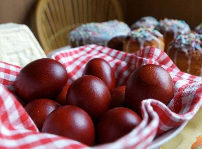 Красный цвет пасхальных яиц наиболее чато встречается еще с давних времен