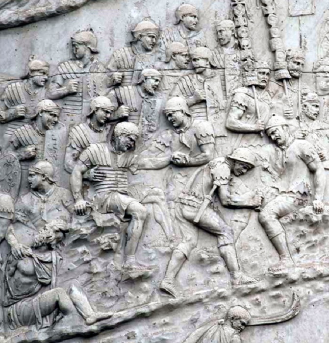 Санитары-капсарии оказывают помощь раненым. Фрагмент барельефа на колонне Траяна, Рим / Источник: pinterest.com
