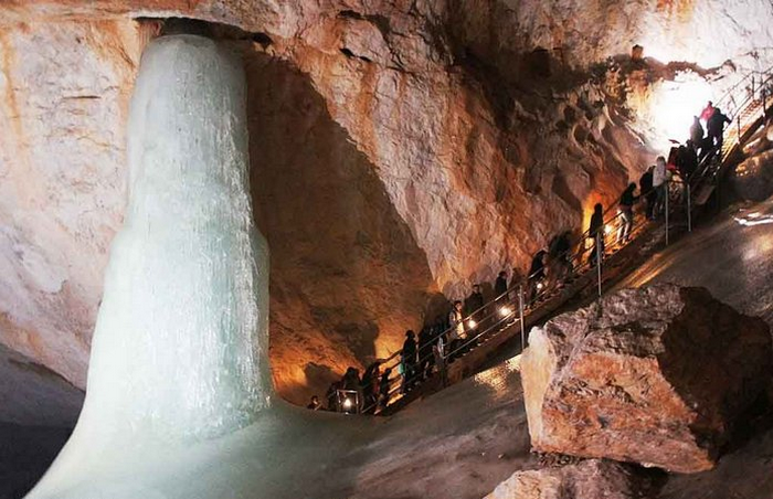 Для туристов открыта только часть пещеры Айсризенвельт, и находиться в ней можно не более часа. / Фото:wanderwisdom.com