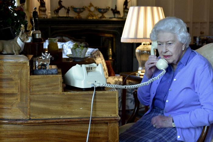 Королева Британии Елизавета II говорит по телефону не только с семьей, но и высокопоставленными особами. / Фото:Яндекс.Дзен
