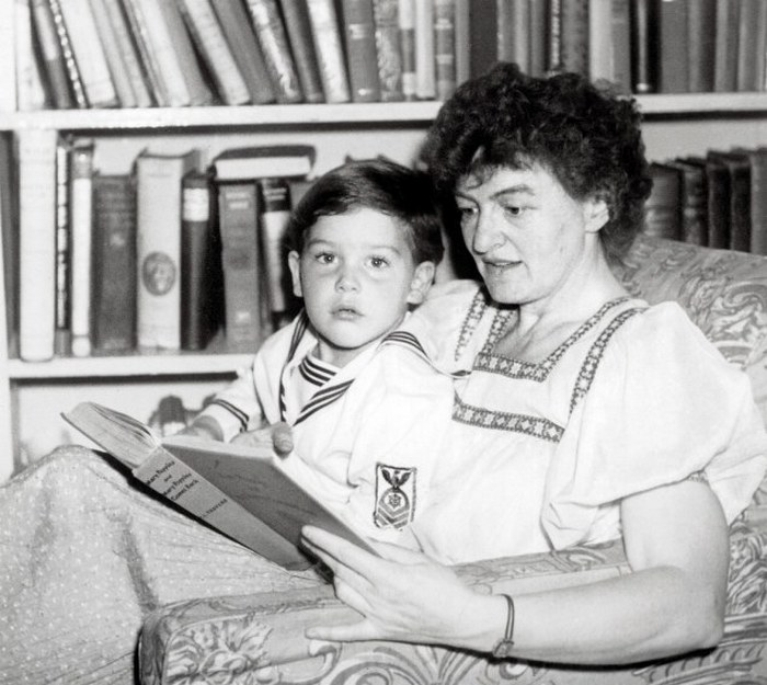 Памела Трэверс и ее приемный сын. Фото: https://izbrannoe.com