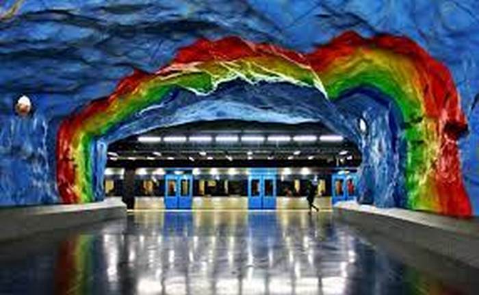 На станции метро Стадион видно яркую радугу, которая приглашает пройти пассажиров к поездам. / Фото:kuku.travel