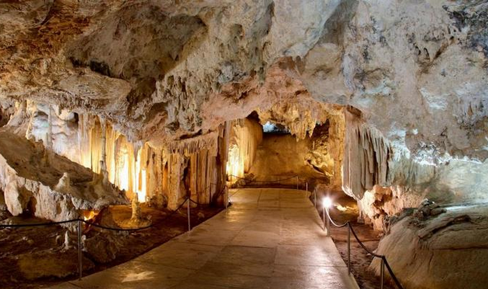 Пещеры Нерха состоят из залов и лабиринтов с множественными сталактитами и сталагмитами. / Фото:fb.ru