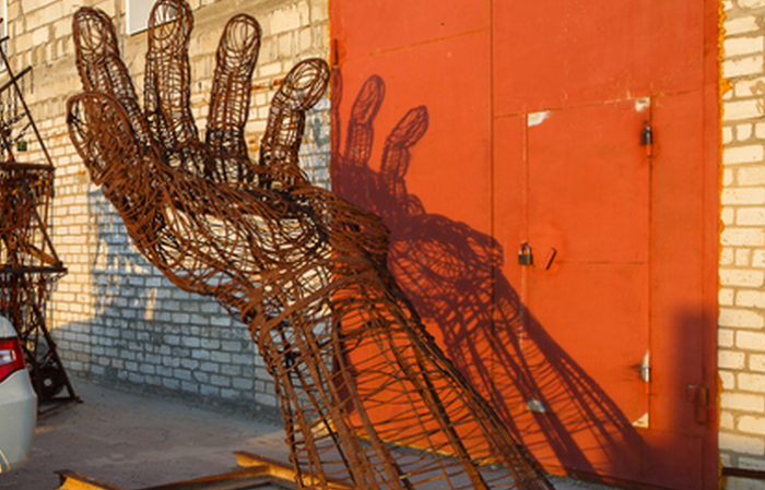 Одна из скульптур в заказе для города были руки, раскрытые для мира. / Фото:v1.ru