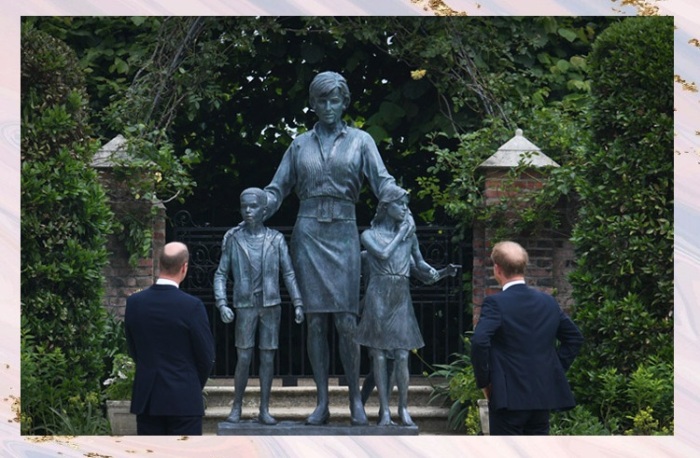 Принцы Уильям и Гарри возле памятника своей матери принцессе Диане.