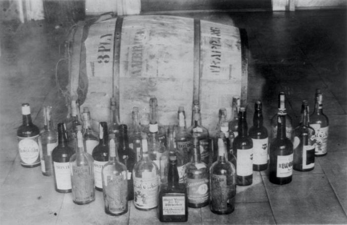 Бочка и бутылки с конфискованным виски, 1920-е годы / Источник: twitter.com