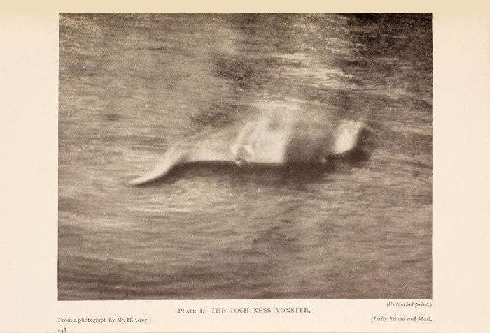 Первая фотография чудовища озера Лох-Несс, сделанная Хью Греем, 1933 год. / Источник: The Daily Record