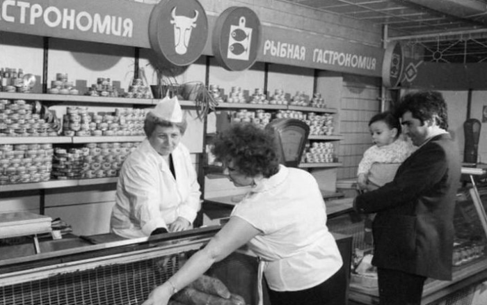 В СССР советские граждане получали в среднем 150-200 рублей, но могли многое себе позволить. / Фото:news.r-nk.com