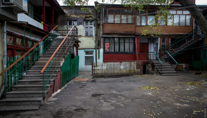 Многие дворы в Одессе выглядят, как послевоенные. Фото: https://www.gazeta.ru/
