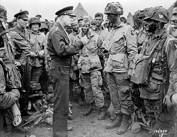 Верховный Главнокомандующий союзными войсками в Европе генерал Эйзенхауэр ведёт беседу с десантниками роты Е 502-го парашютно-десантного полка перед началом воздушно-десантной операции в Нормандии. 5 июня 1944 года / Источник: wikipedia.org