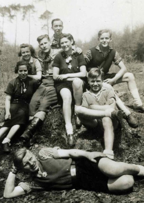 Подростки с изображениями эдельвейса на одежде, Эссен, 1939 год / Фото: libcom.org