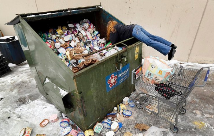 В мусорных баках можно найти не только продукты, но и интересные вещи, технику. / Фото:vegwarecommunityfund.org 