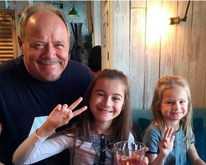 Алексей Маклаков с дочерьми Софией и Ириной. Фото: https://wellnesso.ru