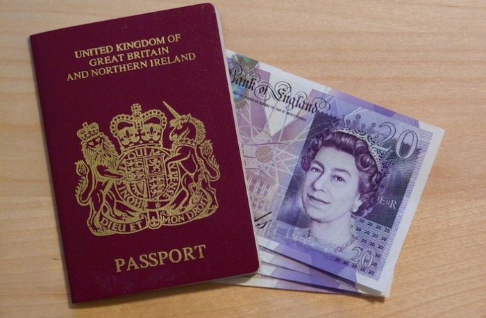 А вот паспорта у королевы Елизаветы II нет. / Фото:going-postal.com