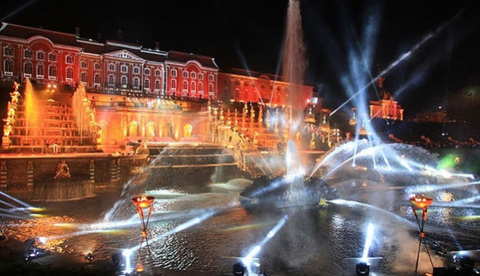 Фантастический праздник открытия и закрытия сезона проводят в Петергофе каждый год. / Фото:www.spb.kp.ru