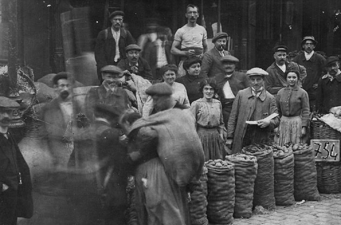 Продовольственный рынок в Париже, 1930-е года. / Фото: britannica.com