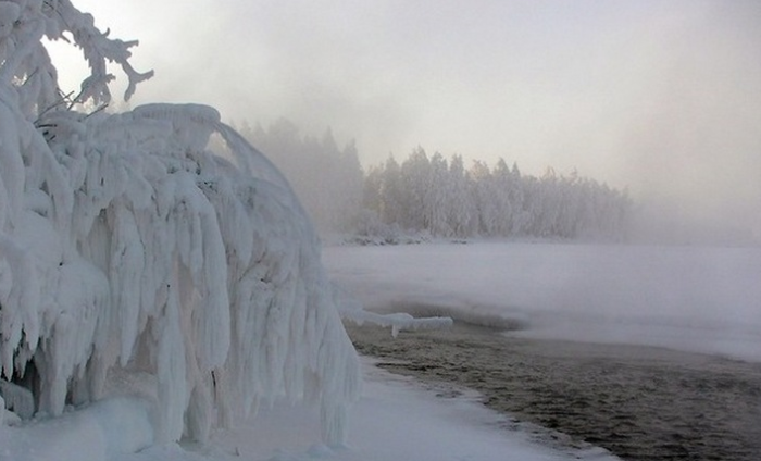 При сильном морозе вода в реке Индигирка не всегда полностью замерзает. / Фото:всё-о-россии.рф 