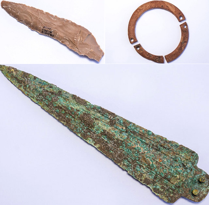 Кремниевый нож, браслет и бронзовый наконечник копья, найденные на раскопках в Моце.