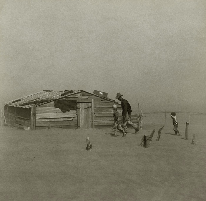 Фермер с сыновьями во время пыльной бури, Оклахома, 1936 год. / Фото: was.media.com