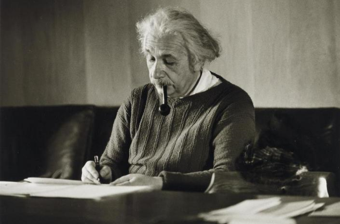 Альберт Эйнштейн был гениальным немецким физиком, на счету которого немало важных открытий. / Фото:fishki.net