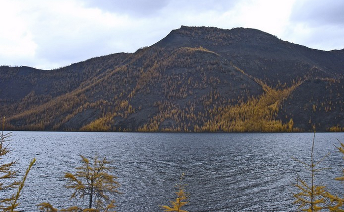 Красное и Мертвое, а также озеро Лабынкыр, считают опасными и гиблыми местами в России. / Фото:www.drive2.ru