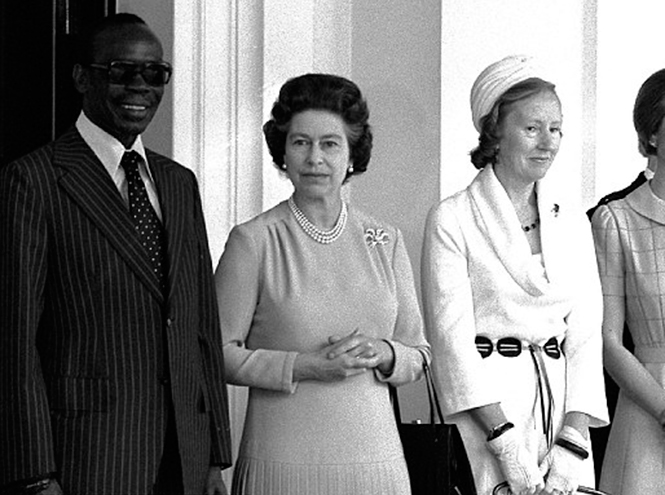 Президент независимой Ботсваны Серетсе Кхама и первая леди Ботсваны Руфь Уильямс Кхама на встрече с Королевой Елизаветой II. / Фото: marieclare.ru