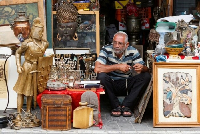 Среди продавцов есть антиквары, которые торгуют предметами старины на блошином рынке. / Фото:twitter.com 